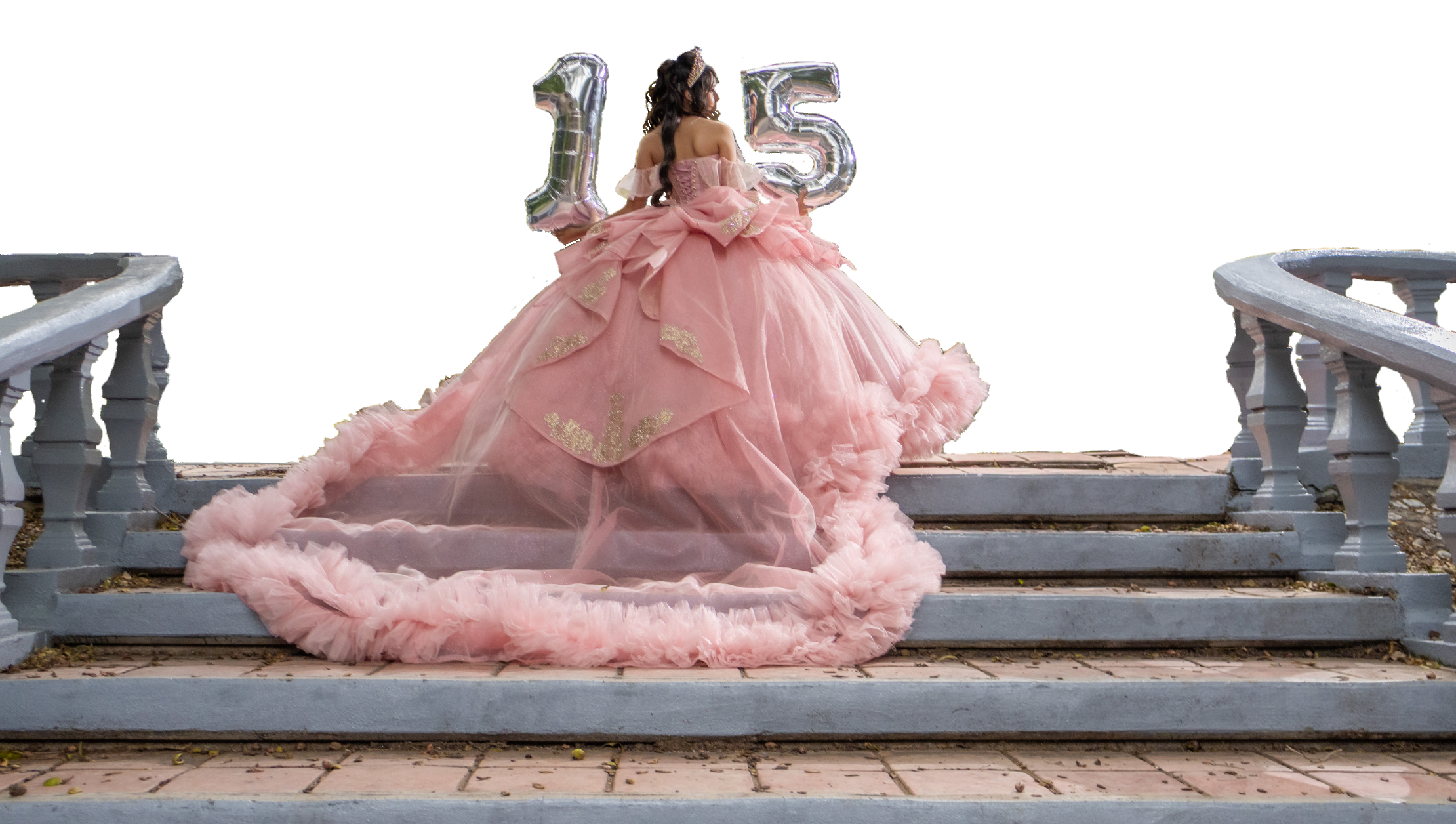 Nahomy celebrando sus XV años